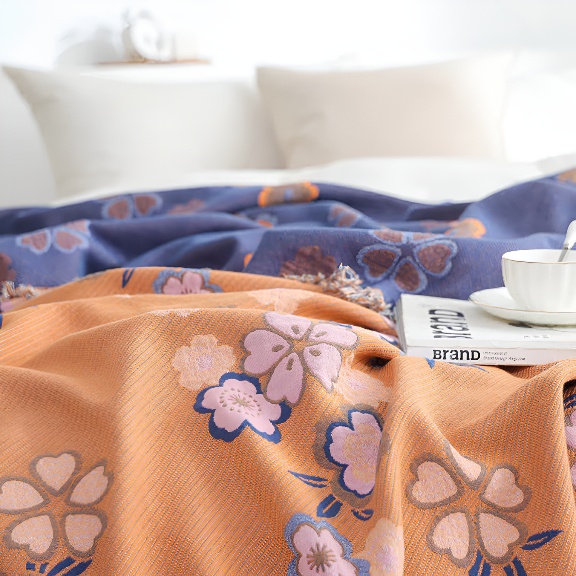 Blødt tæppe med blomstermønster og kvaster over en sofa