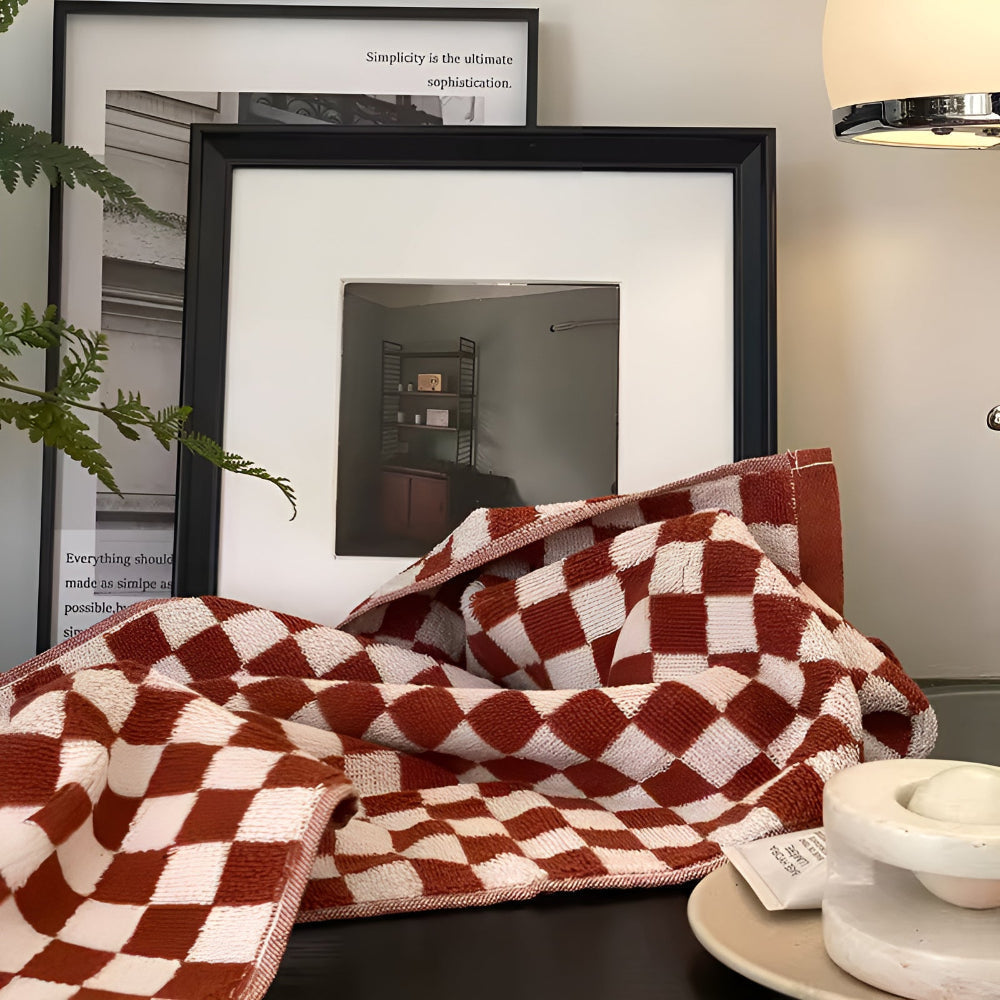 Retro håndklæde i bomuld med skakternet mønster foldet på en bænk