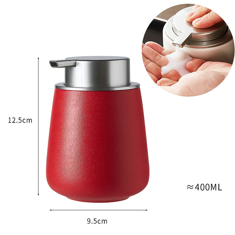 Minimalistisk sæbedispenser i keramik på badeværelsets bordplade