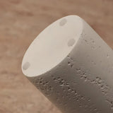 Sæbedispenser i resin med marmormønster på badeværelsets bordplade