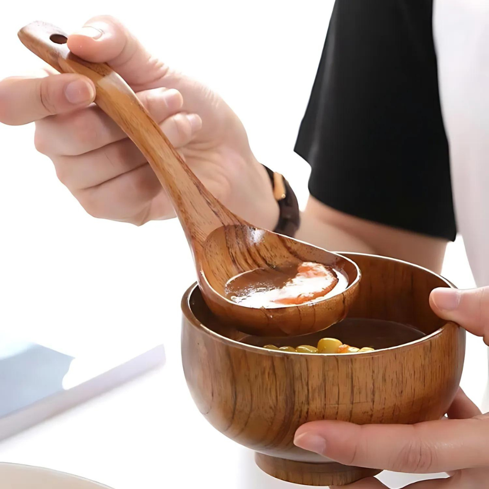 Naturlig suppeske i træ med langt ergonomisk skaft