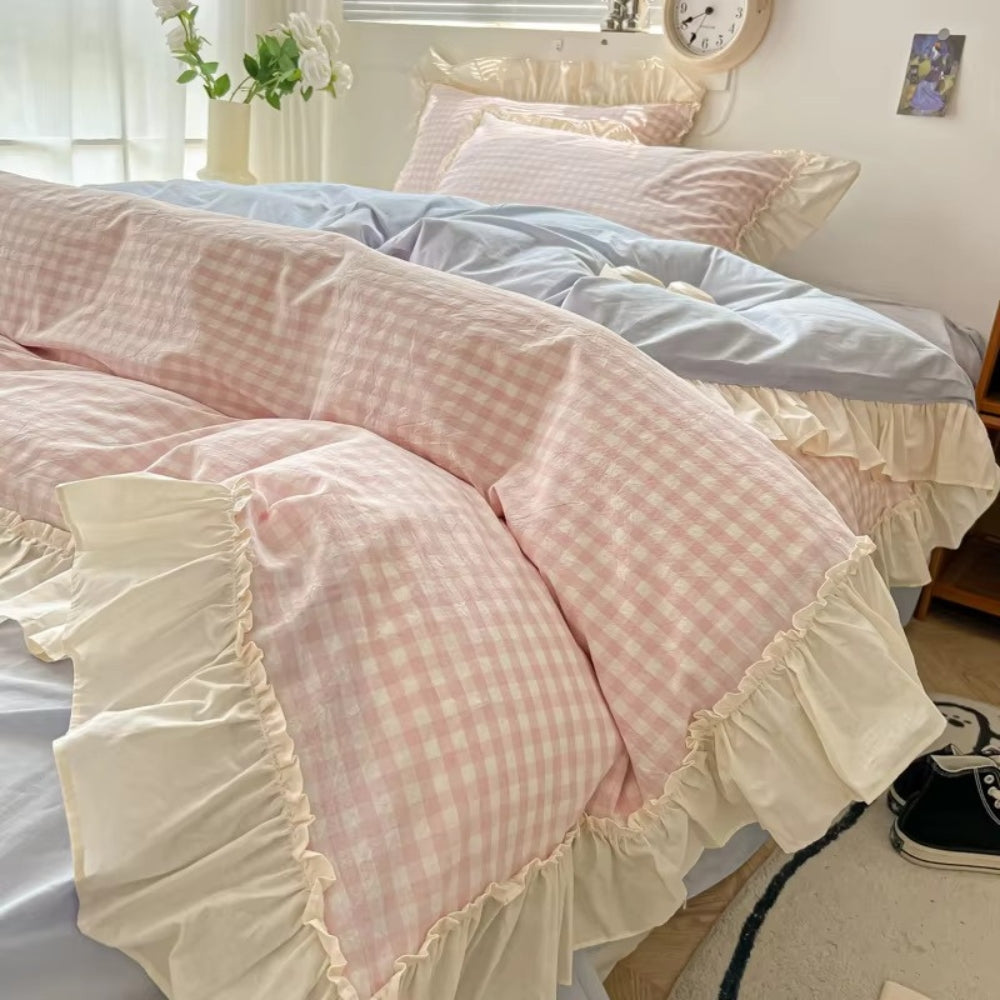 Ternet sengetøj med flæsekanter i vintagestil på seng
