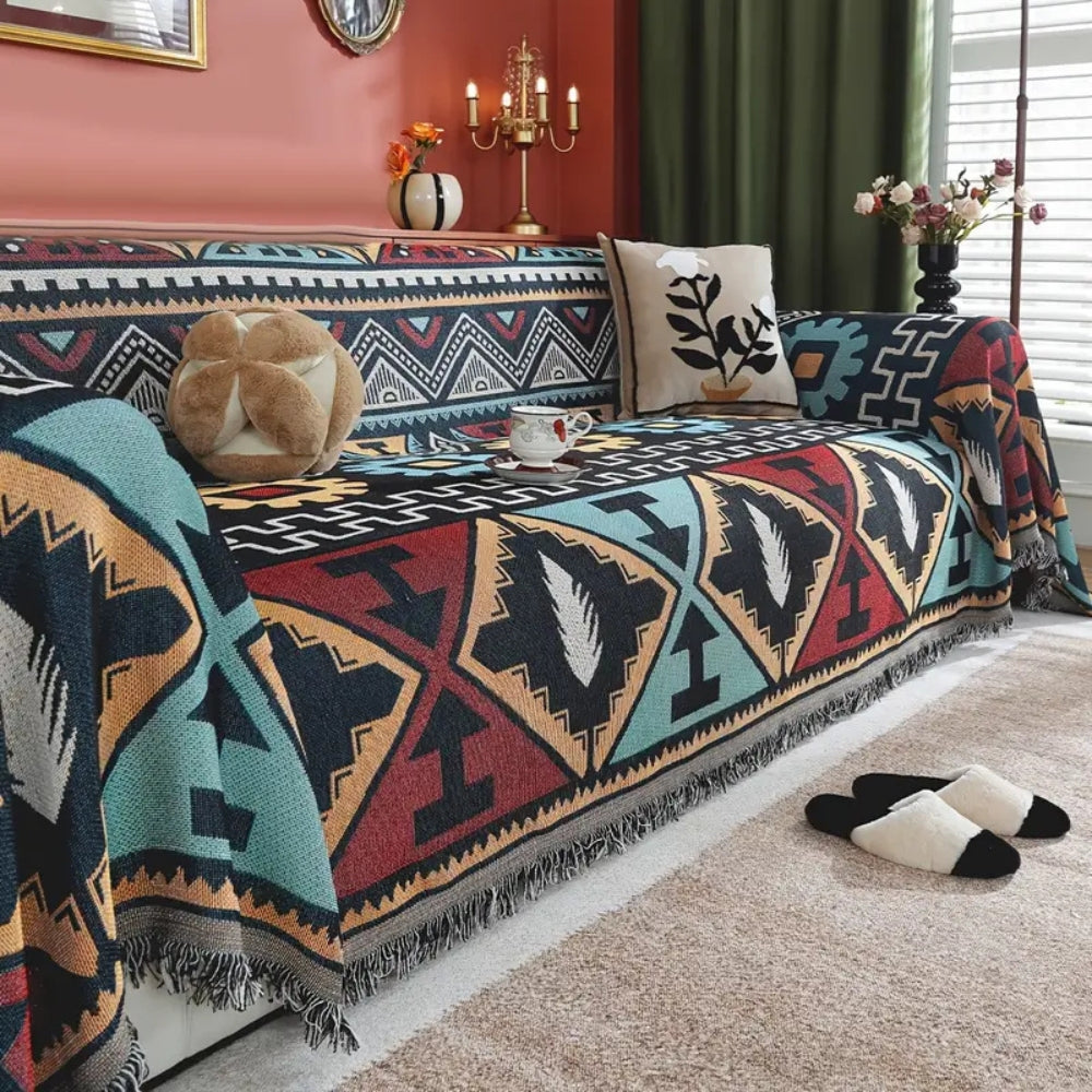 Boho sofabetræk med aztekmønster og kvaster på sofa