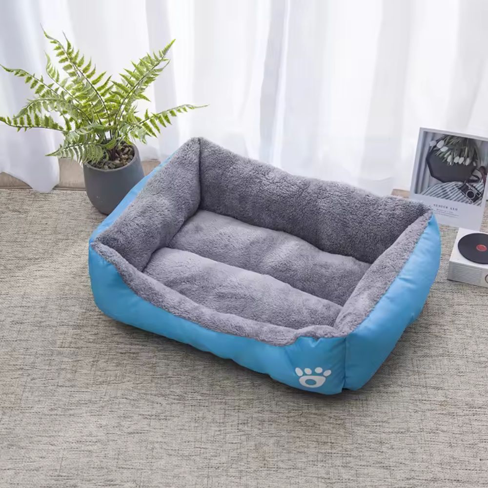 Blød beige kæledyrsseng i mikrofiber med hund der hviler i den