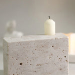 Minimalistisk lysestage i beige travertin med to kronelys