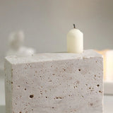 Minimalistisk lysestage i beige travertin med to kronelys