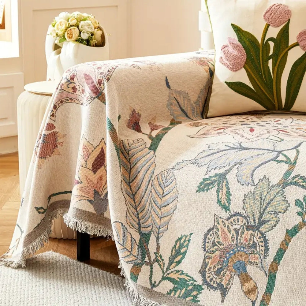 Vendbart sofabetræk med blomsterjacquard og kvaster på sofa