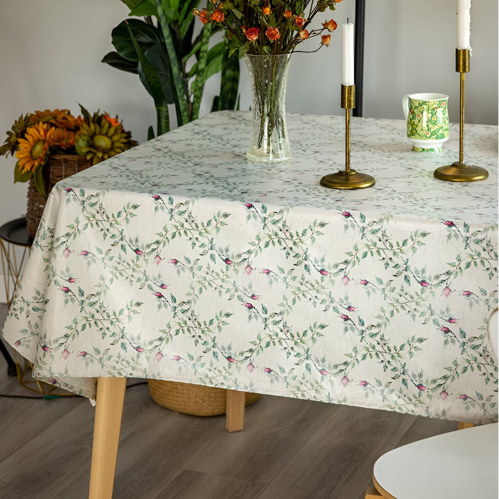 Dug med blomstermønster i jordfarver på et dækket spisebord