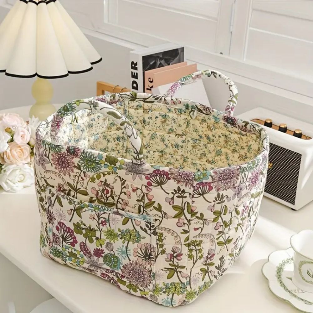 Opbevaringskurv i lærred med blomstermotiv i landlig stil