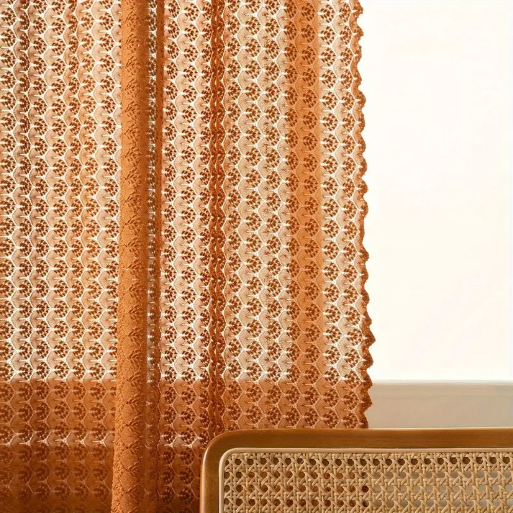 Orange boho gardin med hæklet net og ternet mønster