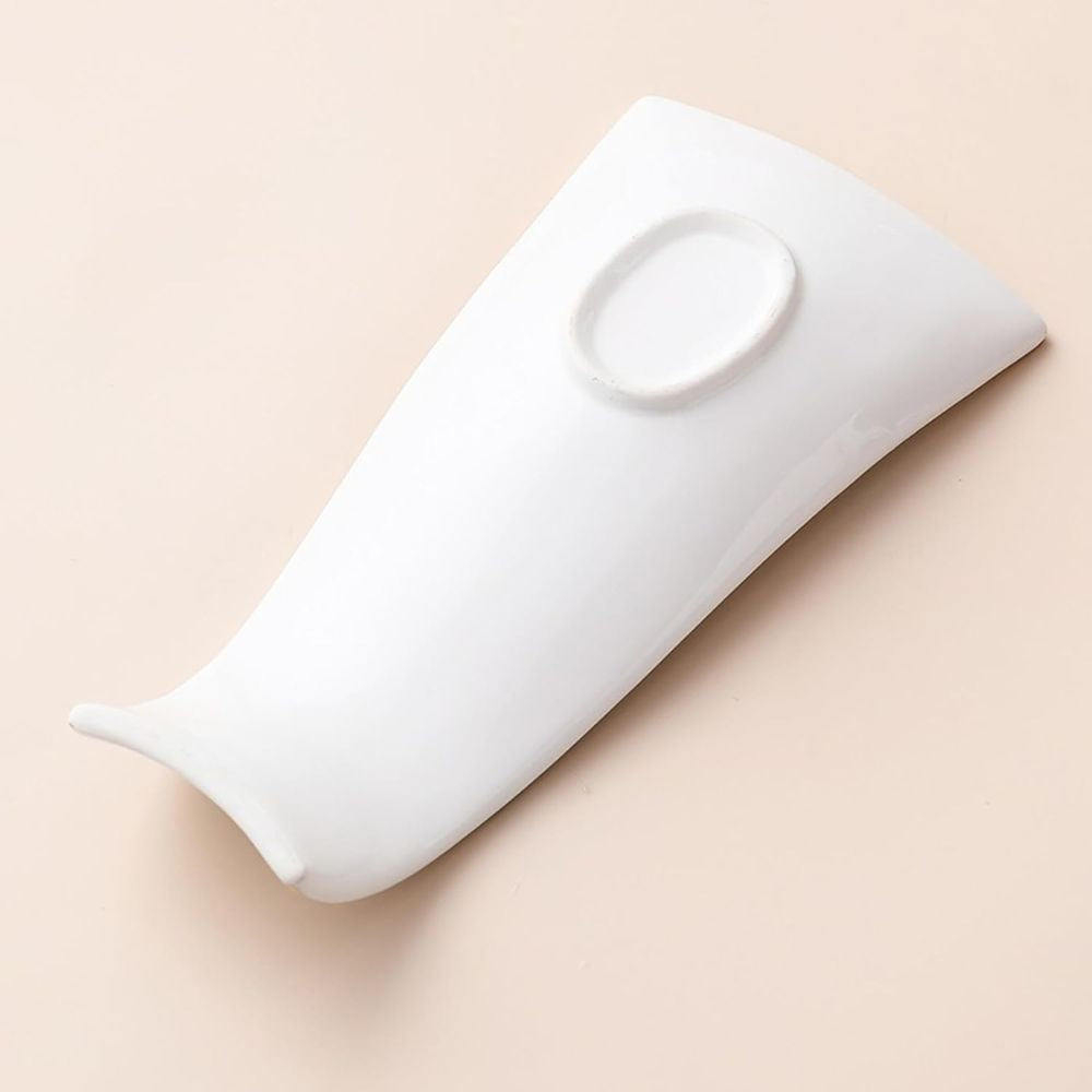 Skeholder i keramik med ske ved komfuret