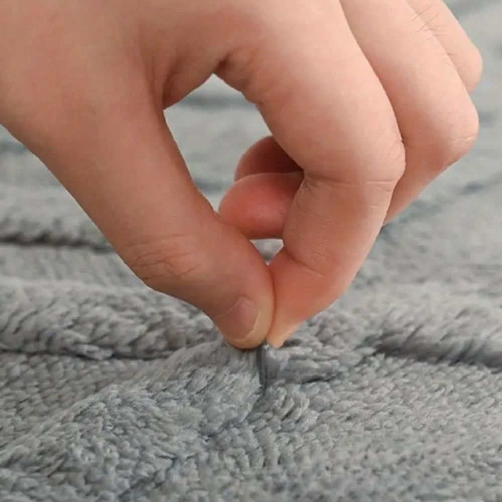 Blød bademåtte i microfiber med rudemønster på badeværelsesgulv