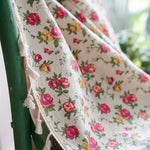 Halvgennemsigtige gardiner med blomstermønster og kvaster i boho-stil
