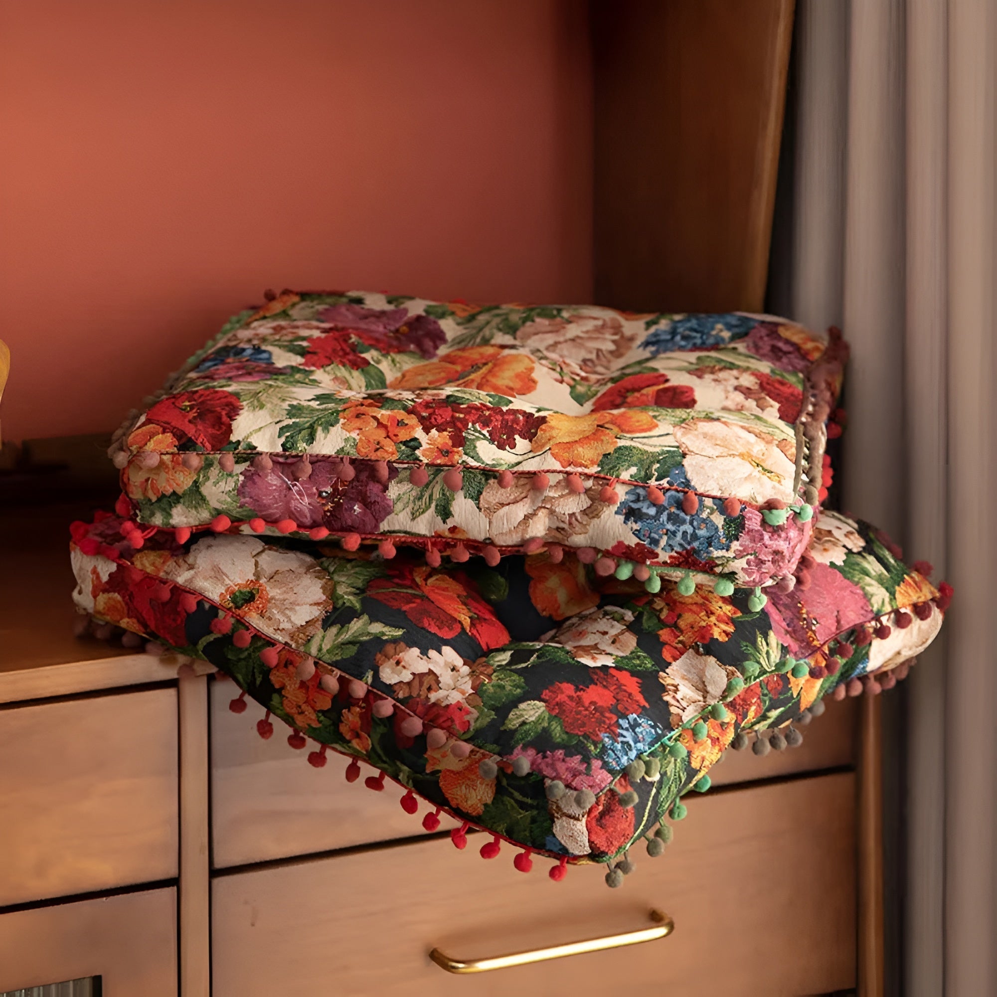 Retro gulvpude i boho-stil med blomster og kvaster