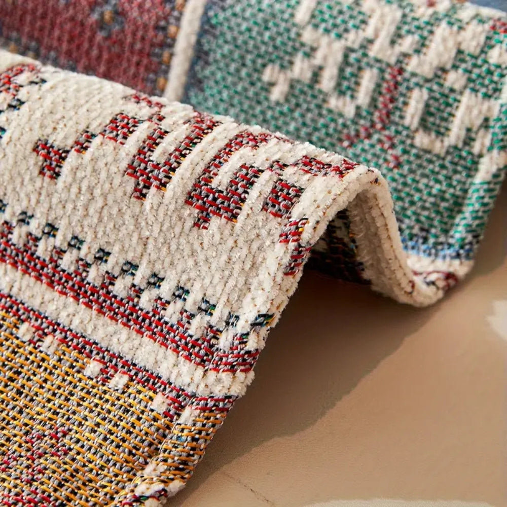 Strikket boho sofabetræk i chenille med kvastkanter på sofa