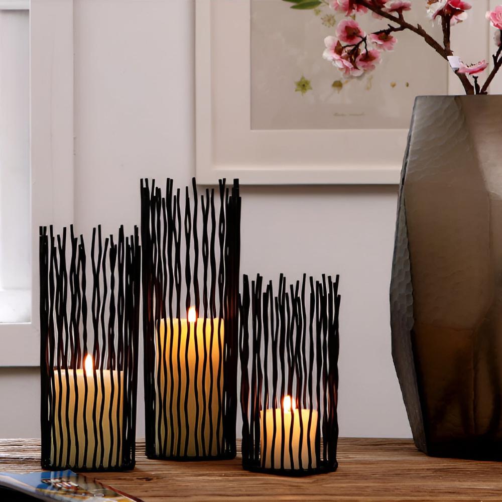 Sort lysestage i jern med geometrisk design på spisebord