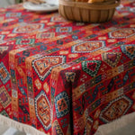 Boho-dug i jacquard med varme farver og hvide frynser
