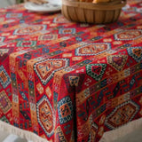 Boho-dug i jacquard med varme farver og hvide frynser