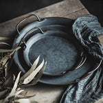 Runde serveringsbakker i metal i retrostil med mønstre