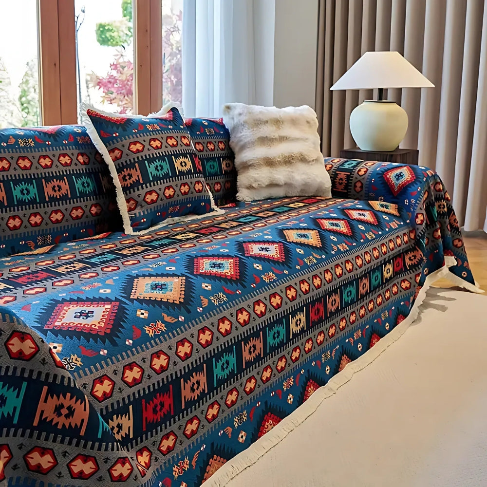 Boho sofabetræk med farverigt geometrisk mønster på sofa