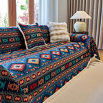 Boho sofabetræk med farverigt geometrisk mønster på sofa