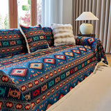 Boho sofabetræk med farverigt geometrisk mønster på sofa