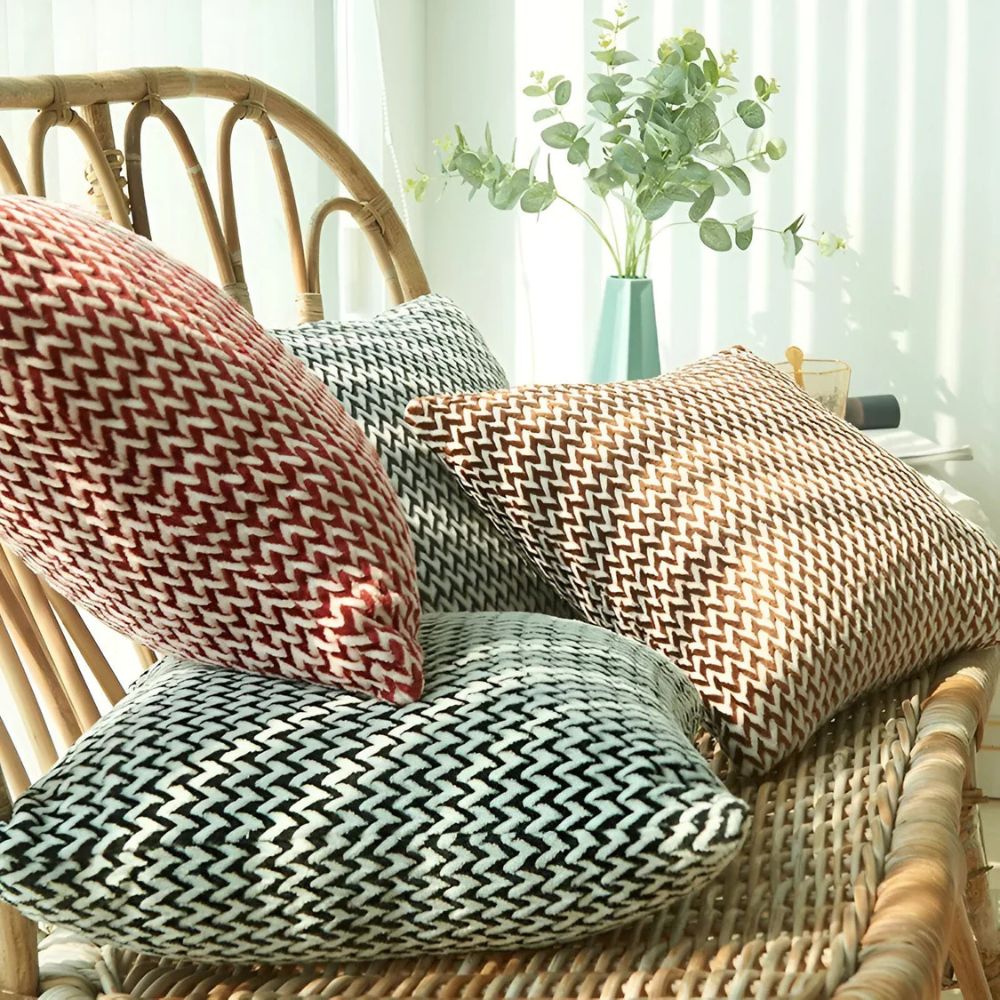 Pudebetræk med chevronmønster i sofaen sammen med pyntepuder