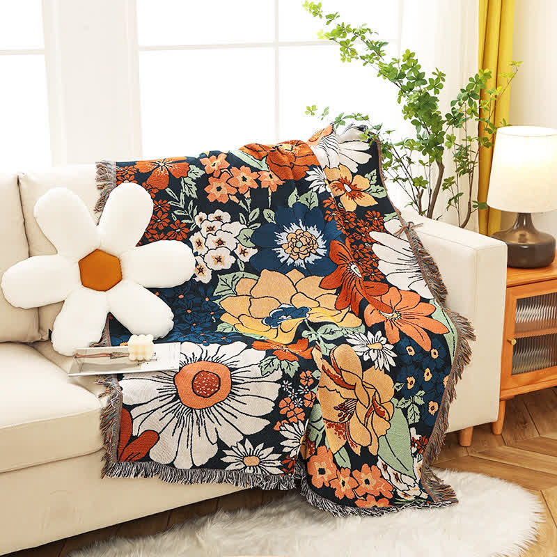 Sofabetræk i ren bomuld med blomstermotiv og kvaster på sofa
