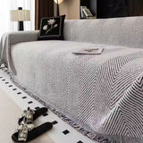 Skridsikkert sofabetræk i mikrofiber med sildebensmønster på sofa