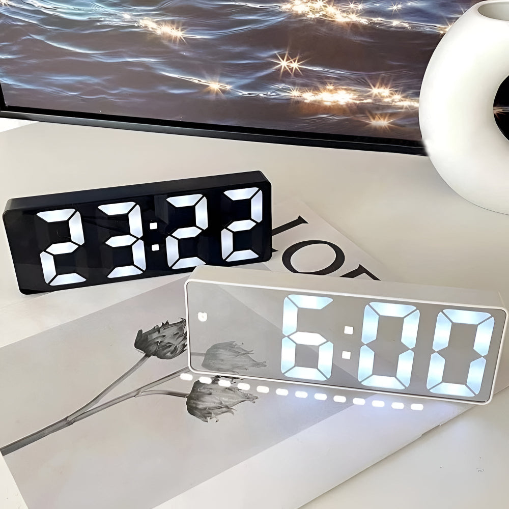 Digitalt LED-vækkeur med spejloverflade på natbord