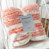 Dobbeltsidet fløjlsplaid med sherpa-fleece over sofa