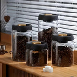 Lufttæt vakuumbeholder i klart glas med kaffebønner på køkkenbord