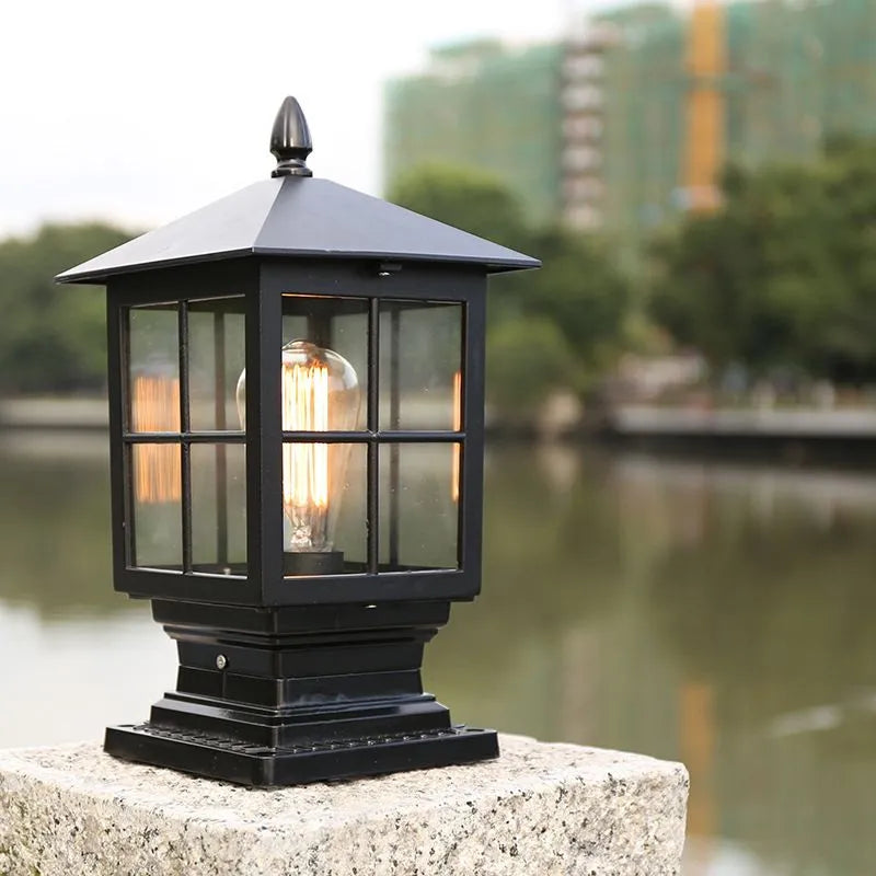 Udendørs søjlelampe i sort metal