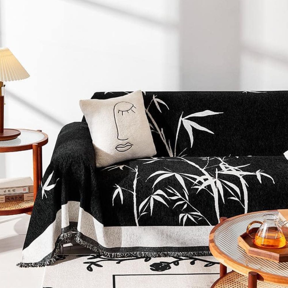 Sofabetræk i chenille med bambusmotiv og frynser over en sofa