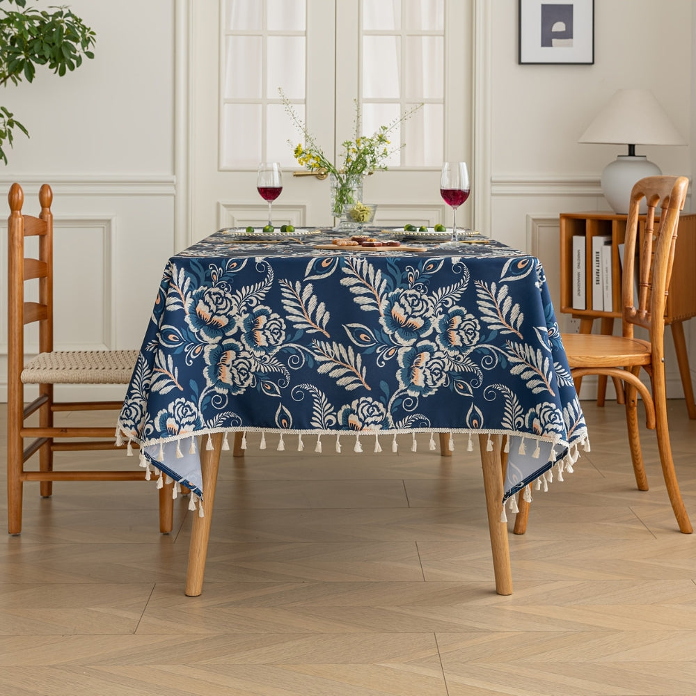 Marineblå boho-dug med blomstermotiv og kvaster på spisebord