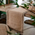Bordløber i naturlig jute på et dækket spisebord i boho-stil
