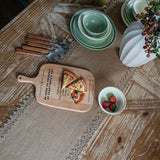 Bordløber i naturlig jute på et dækket spisebord i boho-stil