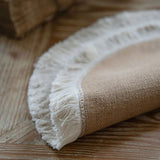 Bordløber i naturlig jute på et dækket spisebord i boho-stil