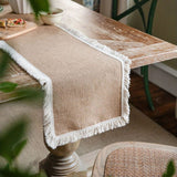 Bordløber i naturlig jute på et dækket spisebord i boho-stil