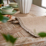 Bordløber i naturlig jute på et dækket spisebord i boho-stil