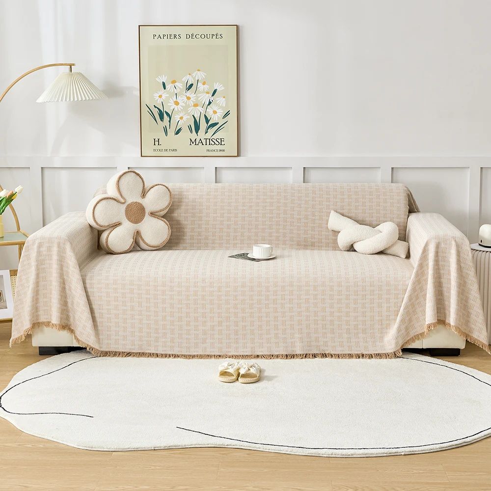 Quiltet sofabetræk med geometrisk mønster og kvaster på sofa