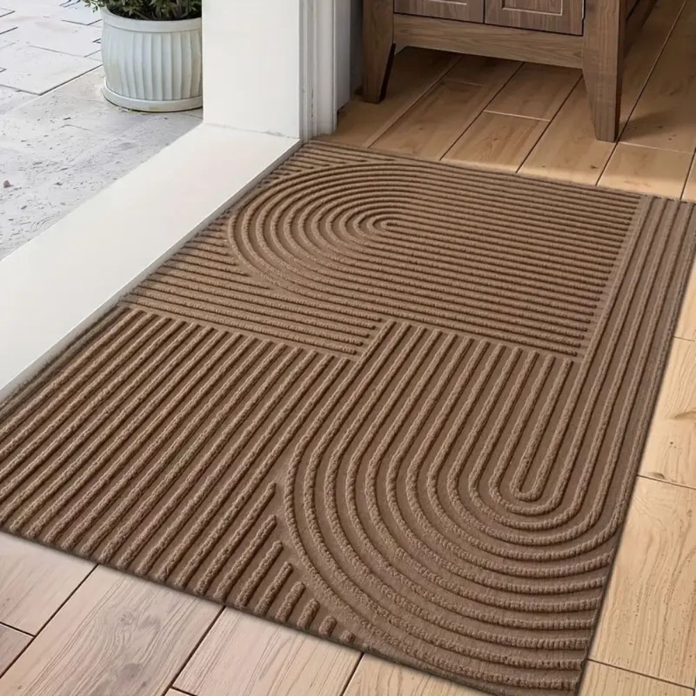 Stribet dørmåtte i mikrofiber ved indgangsdør