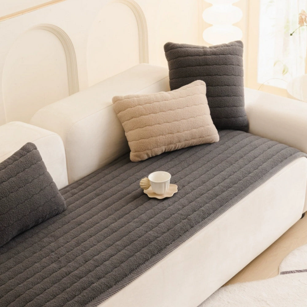 Tykt plysset sofabetræk i beige på sofa i stuen