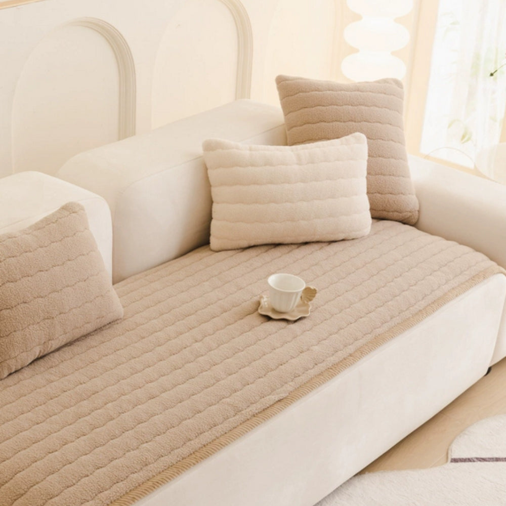Tykt plysset sofabetræk i beige på sofa i stuen