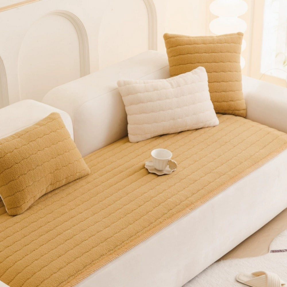Tykt plysset sofabetræk i beige på sofa i stuen