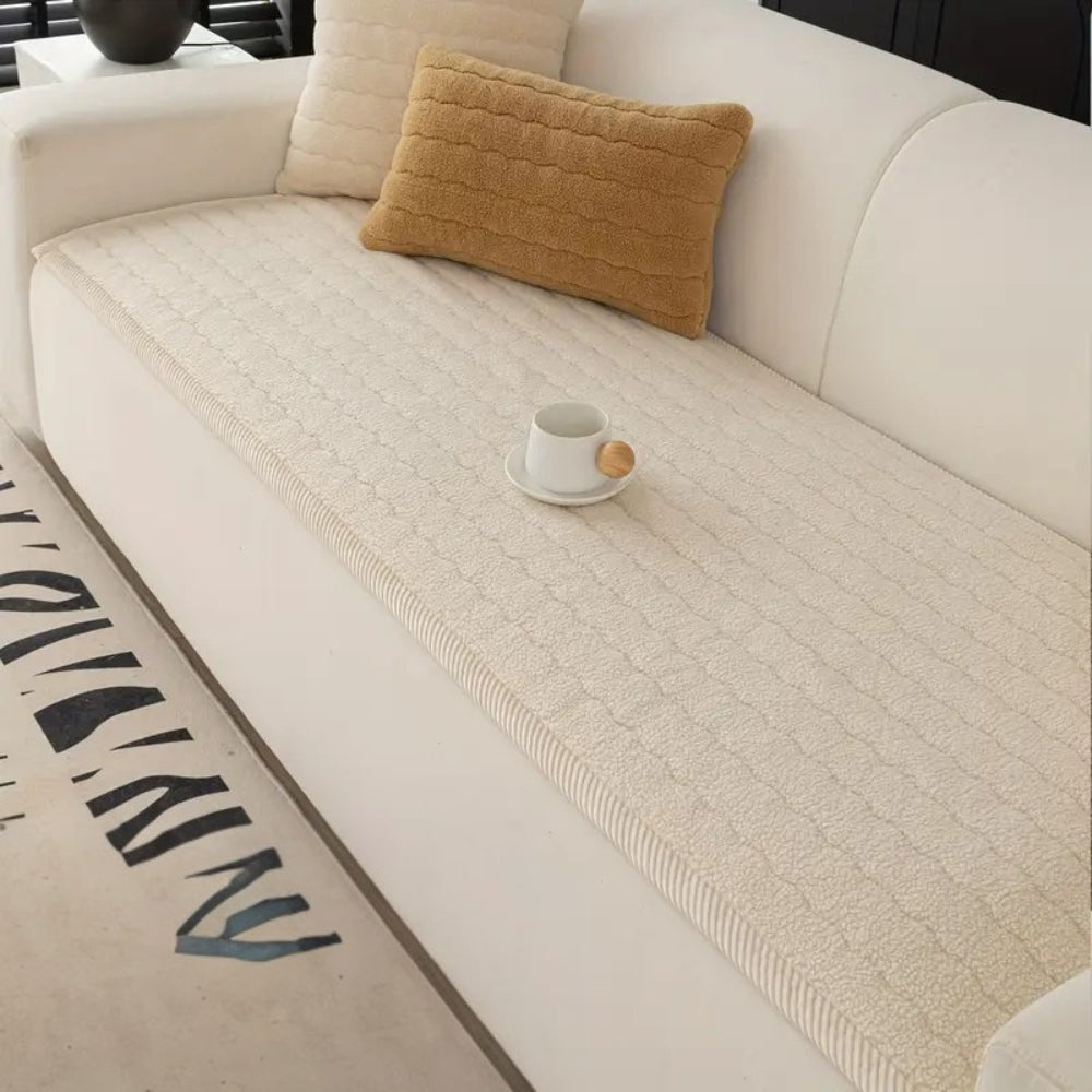 Tykt plysset sofabetræk i beige på sofa i stuen