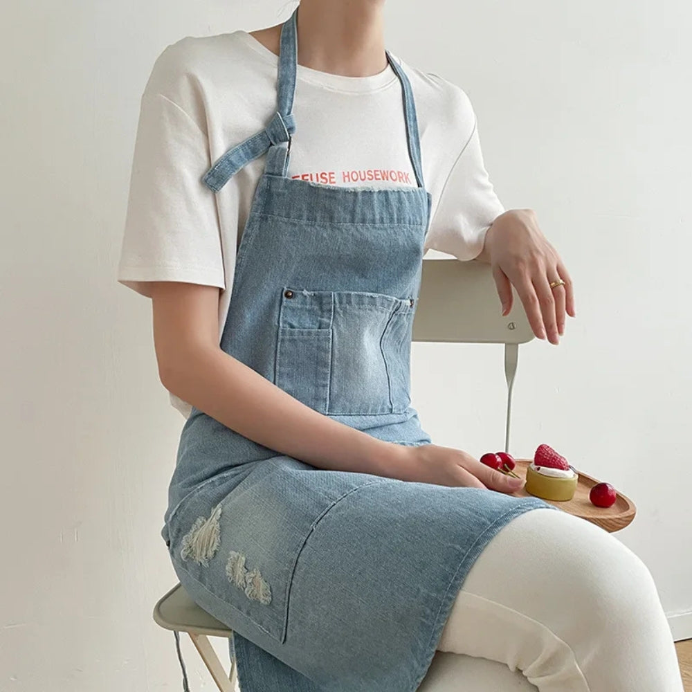Klassisk forklæde i blå denim med lommer til køkkenet