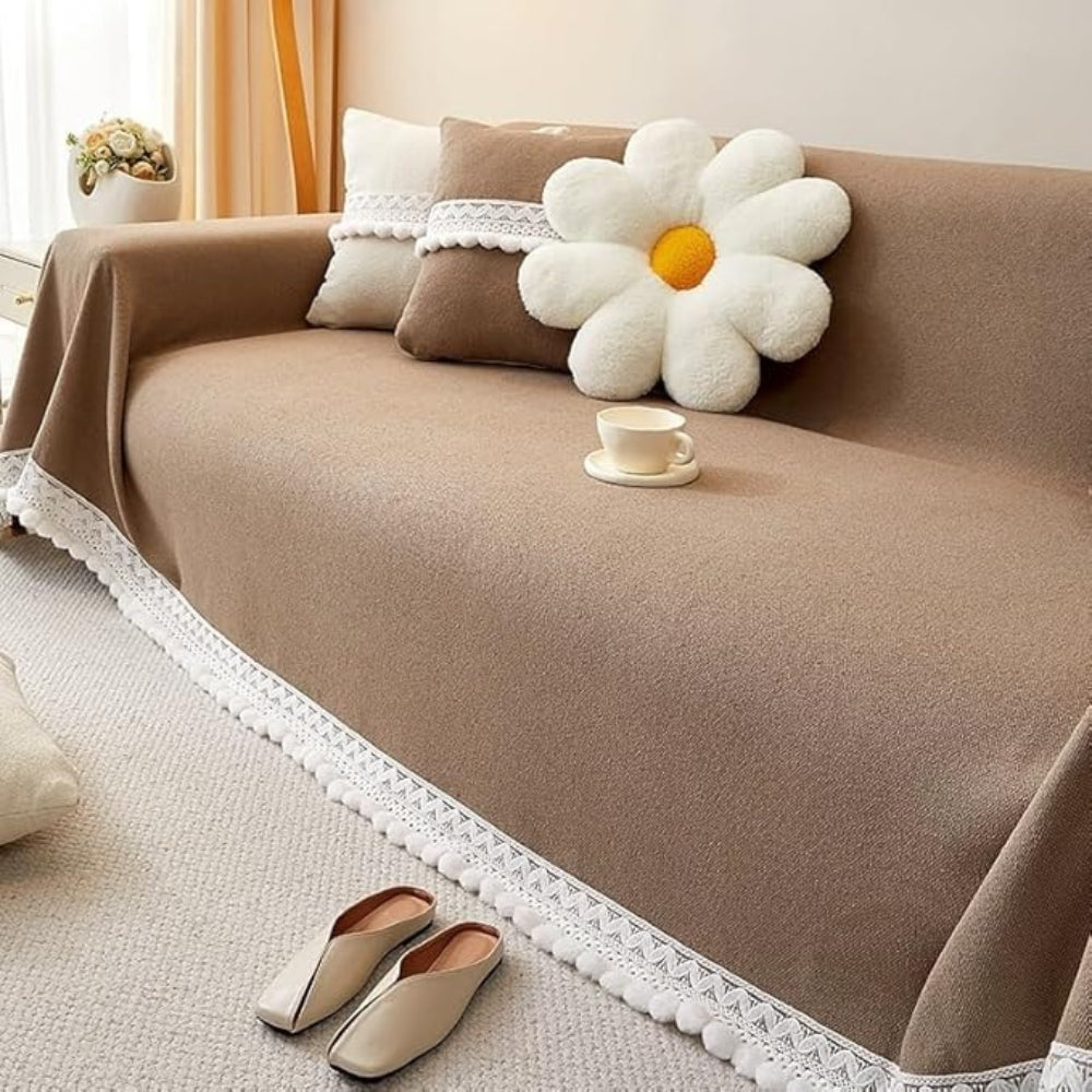 Sofabetræk i chenille med blondekant på sofa i stuen