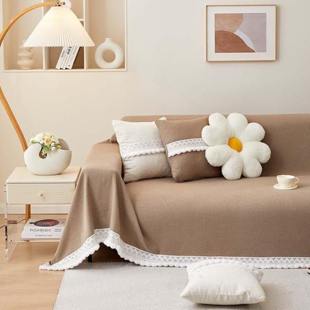 Sofabetræk i chenille med blondekant på sofa i stuen