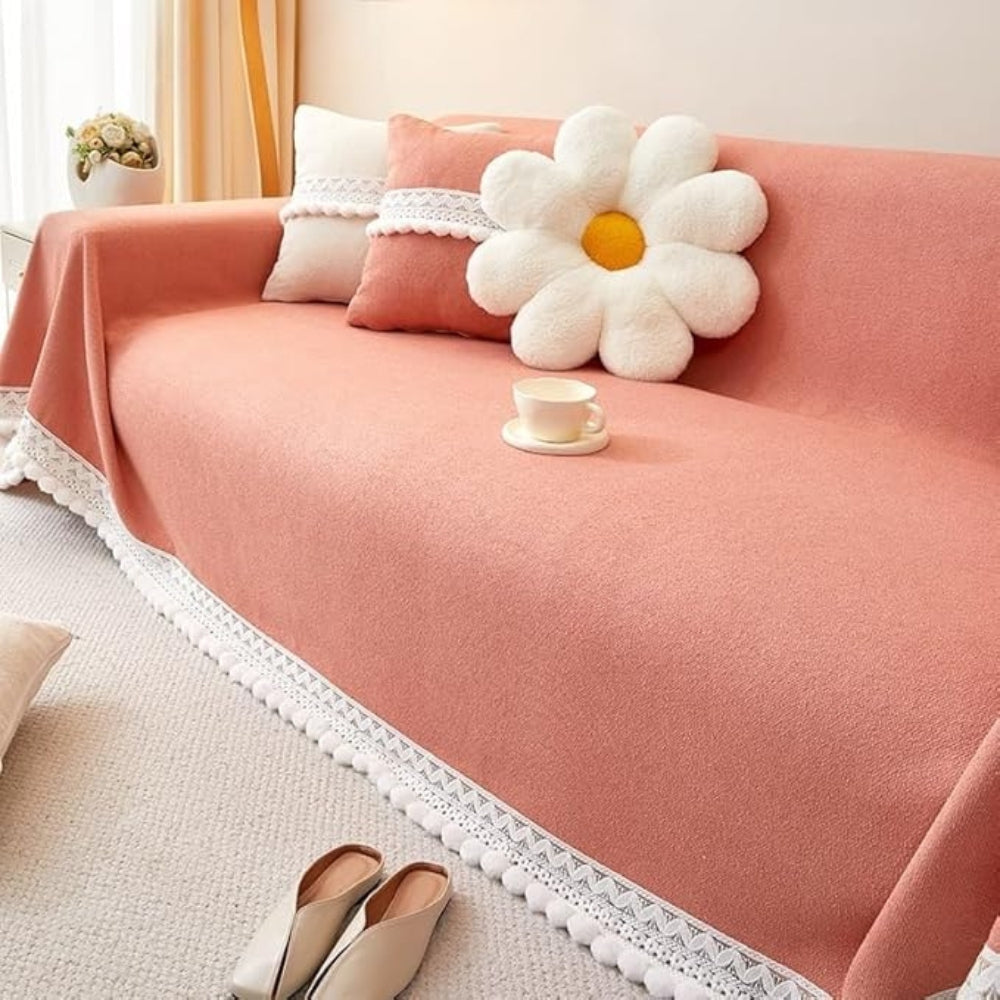 Sofabetræk i chenille med blondekant på sofa i stuen